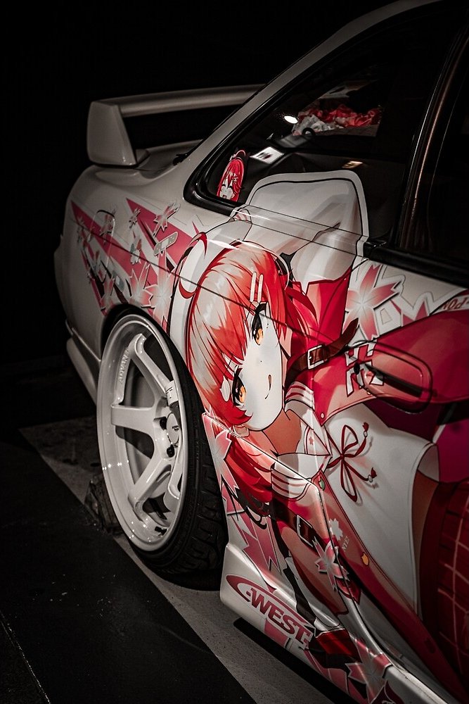 Voiture itasha décorée aux couleurs d'anime dans les rues de Tokyo