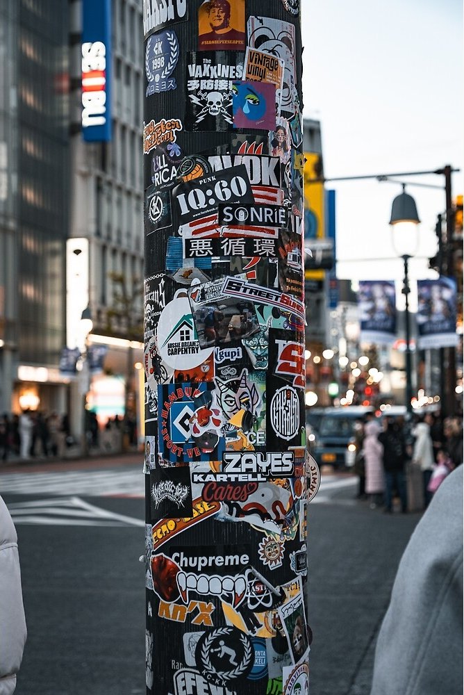 Signalétique et culture urbaine dans les ruelles tokyoïtes